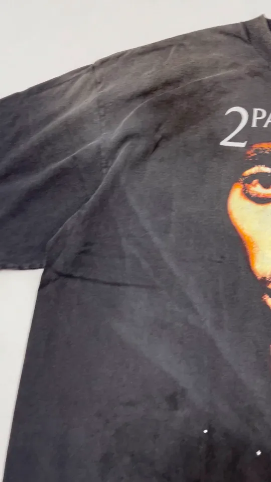 SAINT Mxxxxxx × 2PAC 2PC_SS TEE/2PAC/BLK 2PAC co-branded model 2PAC character TEE washed black S-XL A blockbuster co-branded project by the legendary hip-hop artist 2PAC The printing part refers to the iconic graphics on the cover of 2PAC's albums "R U Still Down" and "Shakur" The entire garment is rewashed and distressed/holes processed Printing cracked effect The ceiling of New Vintage 2PAC powder is a must-have